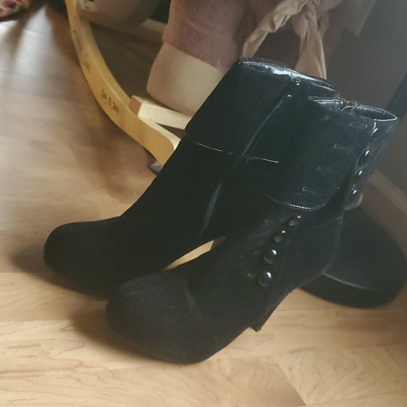Heeled boots - Picture 3 of 3